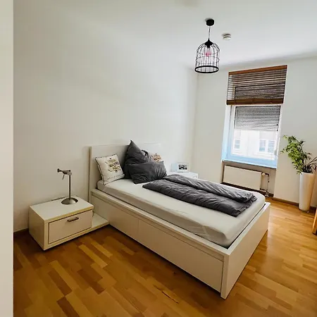 Grosses Und Helles Innenstadt - *